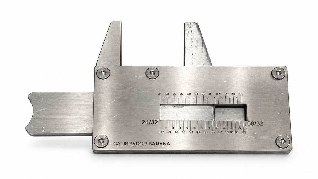 Calibrador de Banano en acero inoxidable, vista de frente. Imagen generada con inteligencia artificial.