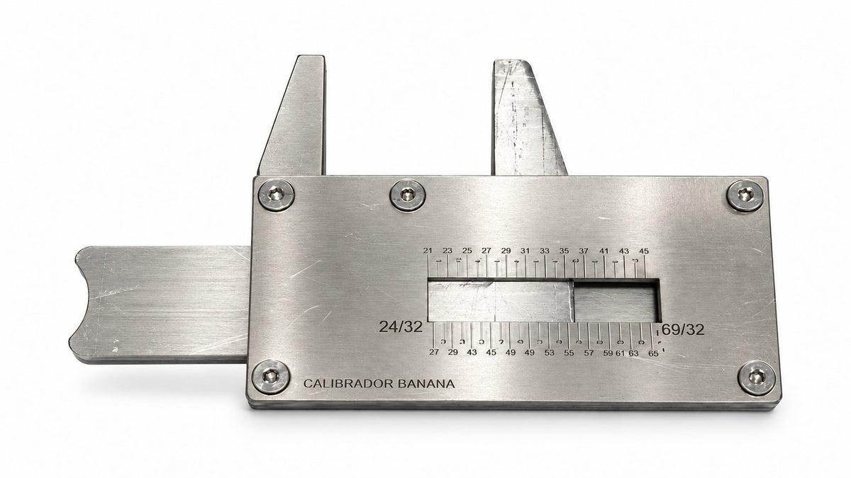 Calibrador de Banano en acero inoxidable, vista de frente. Imagen generada con inteligencia artificial.